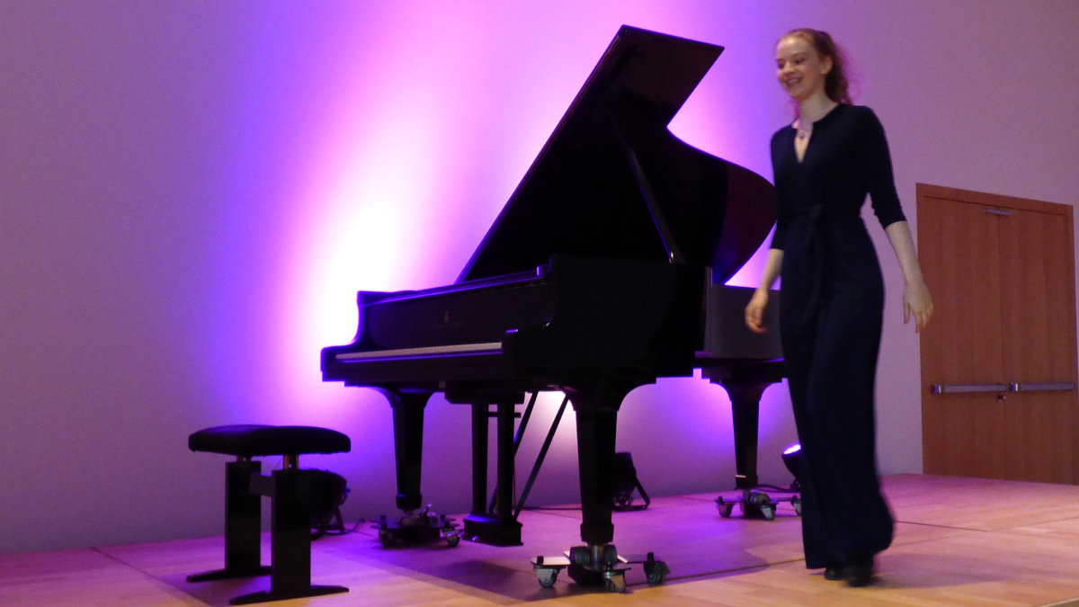 Elisabeth Brauß schwebt quasi zum Auftritt...