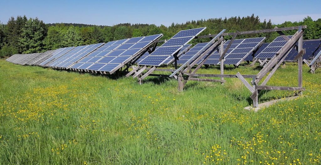 Freiflächen Photovoltaikanlage auf Ackerfläche (Symbolbild)