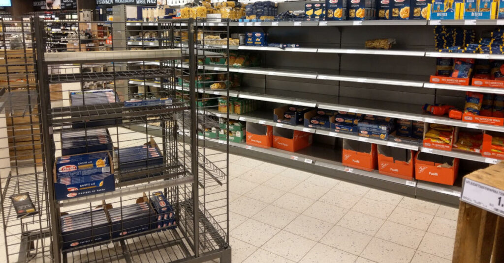 Foto von teilweise leeren Verkaufsregalen