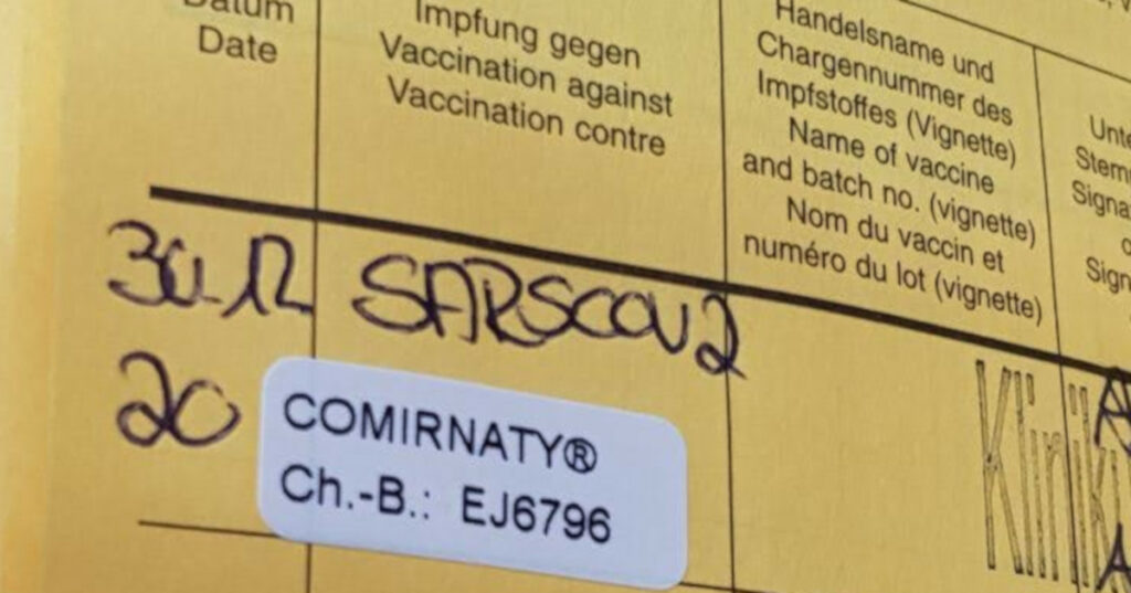Foto eins Impfpass mit Eintrag der Corona-Impfung