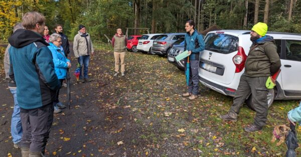 Bild des Gemeinderats Großrinderfeld bei der Waldbegehung 2023 in Schönfeld.