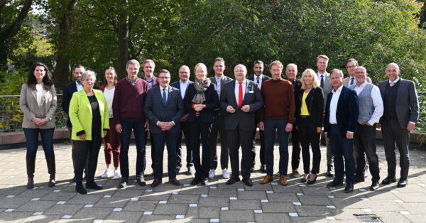 Ministerin Thekla Walker MdL (erste Reihe, vierte von links) tauschte sich mit Landrat Christoph Schauder (erste Reife, dritter von links) und den Oberbürgermeisterin sowie den Bürgermeisterinnen und Bürgermeistern über den Umsetzungsstand der Energiewende im Main-Tauber-Kreis aus. (Foto: Landratsamt Main-Tauber-Kreis, Aylin Wahl)