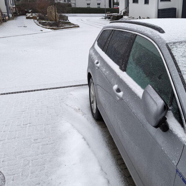 Foto von Auto und Straße mit Schnee während Eisregen.
