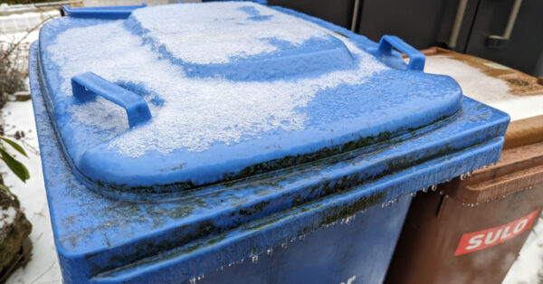 Durch Eisregen vereiste Mülltonne im Main-Tauber Kreis.