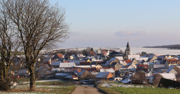 Foto von Schönfeld im Winter.