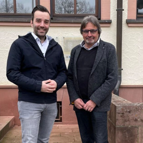 Foto: Armin Waldbüßer und Johannes Leibold vor dem Rathaus Großrinderfeld.
