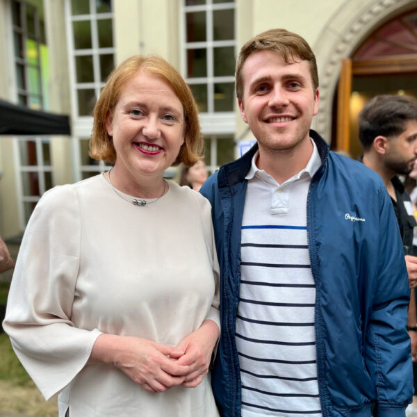 Foto von Lennart Erlenbach mit Bundesministerin Lisa Paus.