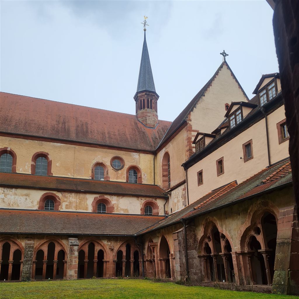 Blick in den Kreuzganghof des Klosters Bronnbach mit Klosterkirche und Dachreiter