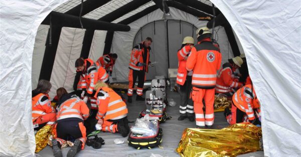 DRK-Kräfte versorgen Übungspatienten im Zelt des Behandlungsplatzes
