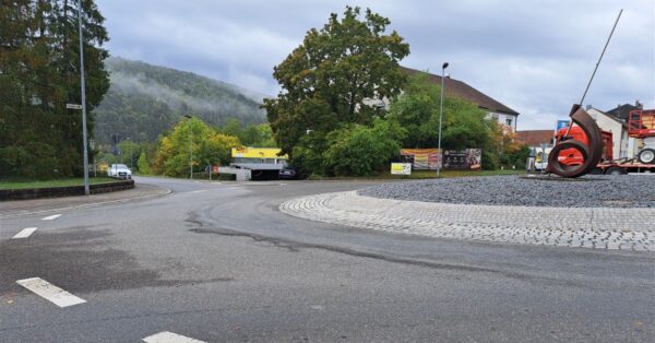 Zipf-Kreisverkehr in Tauberbischofsheim mit Schäden in der Fahrbahndecke